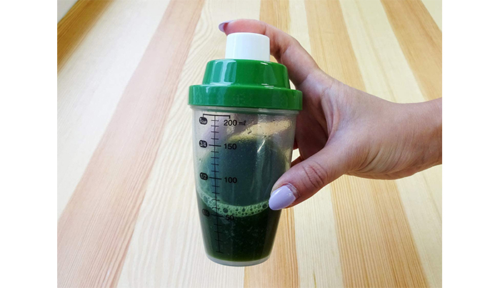 如果你也和小編一樣，經常外食同時無法補充足夠蔬菜的大忙人，並在意肚子脹脹及宿便等問題，推薦大家餐前或餐後喝一杯青汁，味道清爽更可加配不同飲品中，從而令人身體內部恢復活力，照顧好腸道健康！