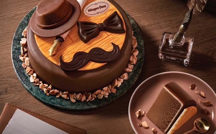 今個父親節,Häagen-Dazs推出了「紳士爸爸」雪糕蛋糕,雪糕蛋糕是比利時朱古力雪糕口味,配上杏仁碎和朱古力醬,頂層就放上帽子、煲呔、鋼筆朱古力作裝飾。了解更多或購買父親節蛋糕2023丨Lucul