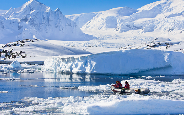 圖片來源：jetour除了以上行程外，亦有奢華旅行社推出 26 天南極半島之旅，當中的亮點落在「麥哲倫探索號」六天航程！你可以在南極海域登岸，近距離觀賞企鵝、海豹、海鳥群棲處，更有機會探訪荒廢了的科學