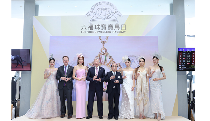 六福集團主席兼行政總裁黃偉常先生與香港賽馬會管理層，聯同星級嘉賓張曦雯及2024年度香港小姐，一同為活動主持揭幕儀式。