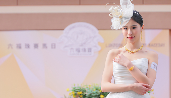 2024年度香港小姐冠軍倪樂琳演繹「冰‧鑽光影金」黃金首飾。 同場加映︰圓你一個香港小姐夢 | 限量版香港小姐金鑽小后冠六福珠寶x香港小姐「悅己愛己」首飾隆重登場相信不少女生小
