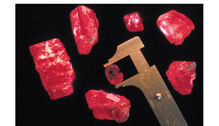 紅寶石的鑑定與品質標準紅寶石（Ruby）作為七月的誕生石，也是十五週年和四十週年結婚紀念日寶石，象徵愛與激情。它的品質標準主要取決於顏色、淨度、切工與克拉重量等，其中顏色更是影響紅寶石價值的重要因素！